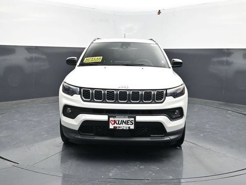 Used 2024 Jeep Compass Latitude AWD/4WD image 2