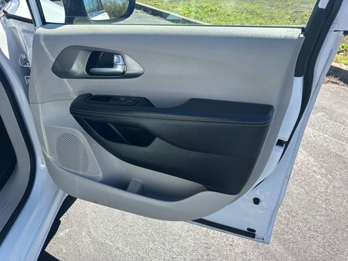 Used 2024 Chrysler Pacifica Touring-L FWD image 26