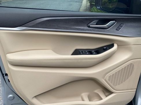 Used 2025 Jeep Grand Cherokee Limited image 12