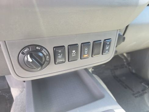 Used 2015 Nissan Frontier SL w/ Moonroof Package AWD/4WD image 27