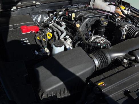 Used 2025 Jeep Wrangler Unlimited Rubicon w/ Technology Group image 18