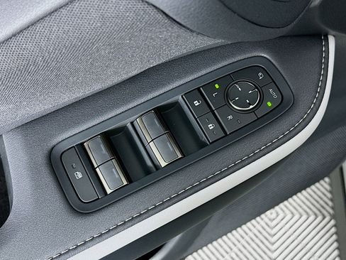 New 2025 Lexus TX 500h AWD image 18