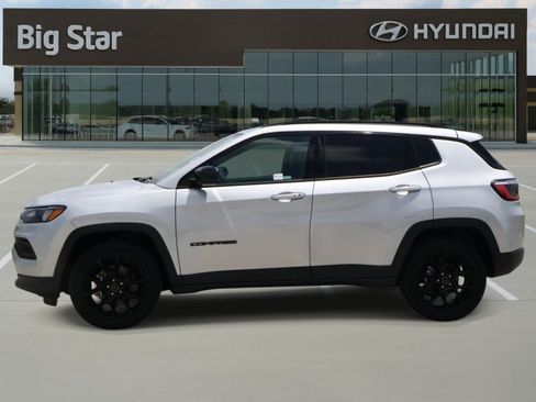 Used 2026 Jeep Compass Latitude AWD/4WD image 2