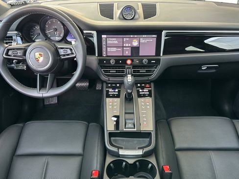 Certified 2022 Porsche Macan AWD/4WD image 6