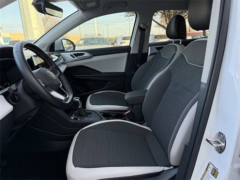 Certified 2025 Volkswagen Taos SE image 24
