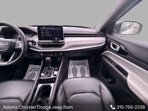 Used 2025 Jeep Compass Limited image 17