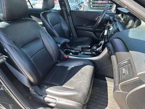 Used 2017 Honda Accord Sport image 31