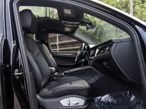 Certified 2025 Porsche Macan image 54