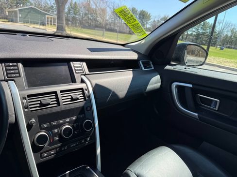 Used 2017 Land Rover Discovery Sport SE AWD/4WD image 12