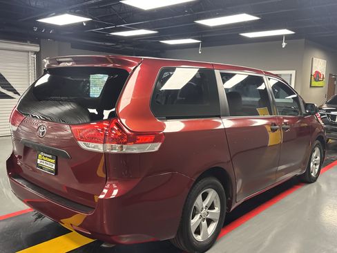 Used 2011 Toyota Sienna image 6