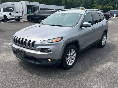 Used 2017 Jeep Cherokee Latitude AWD/4WD image 3