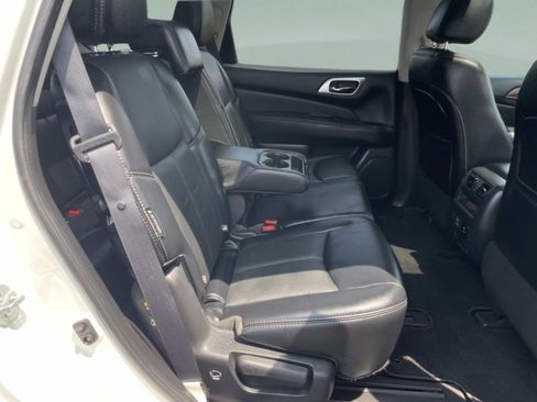 Used 2018 Nissan Pathfinder Platinum FWD image 17