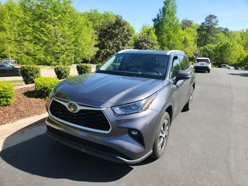Used 2022 Toyota Highlander XLE image 12