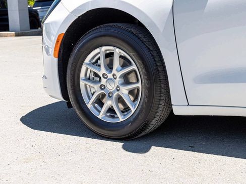 New 2027 Chrysler Pacifica Select FWD image 7