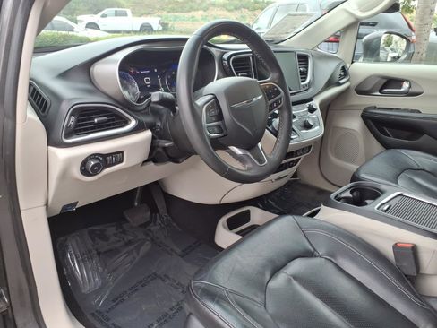 Used 2022 Chrysler Pacifica Touring-L FWD image 11