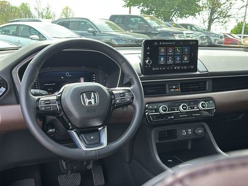 Used 2025 Honda Pilot Elite image 13
