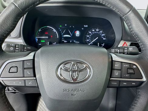 Used 2025 Toyota Sienna XLE w/ XLE Plus Package image 16
