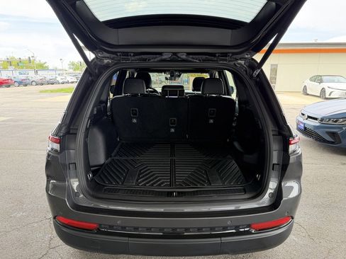 Used 2025 Jeep Grand Cherokee Limited w/ Black Appearance Package AWD/4WD image 35