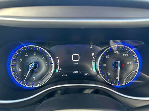 Used 2023 Chrysler Pacifica Touring-L image 18