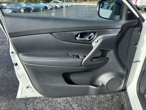 Used 2019 Nissan Rogue SV image 11