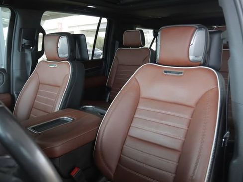 Used 2023 GMC Yukon XL Denali Ultimate image 9