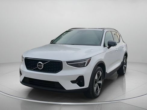 Used 2026 Volvo XC40 B5 Plus AWD/4WD image 11
