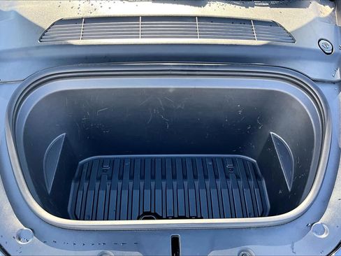 Used 2024 Tesla Model Y 2WD image 32