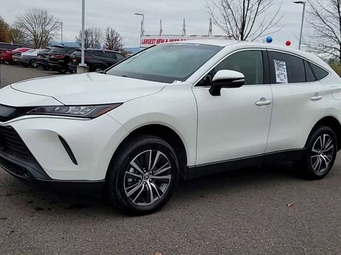 Used 2021 Toyota Venza LE image 4