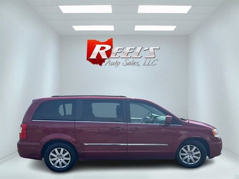 Used 2014 Chrysler Town & Country Touring image 6