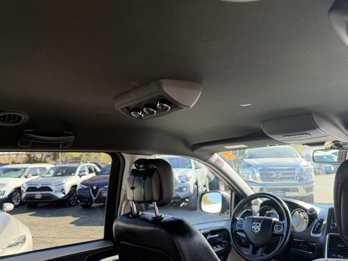 Used 2019 Dodge Grand Caravan SXT image 14