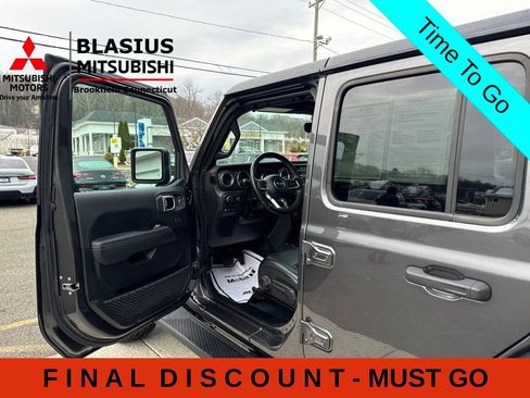 Used 2023 Jeep Wrangler Unlimited Sahara w/ Cold Weather Group AWD/4WD image 12