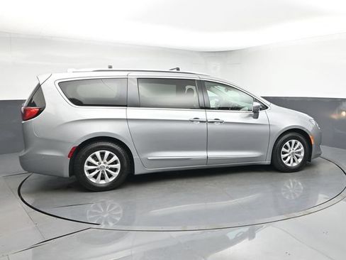 Used 2018 Chrysler Pacifica Touring-L w/ Advanced Safetytec Group FWD image 9