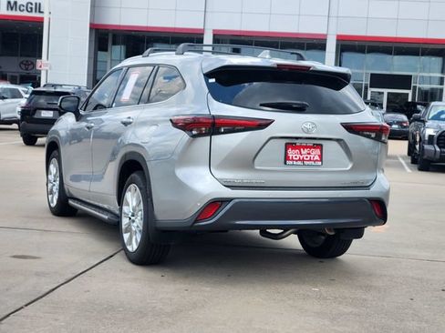 Certified 2025 Toyota Highlander Limited AWD/4WD image 5