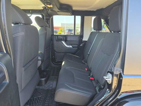 Used 2018 Jeep Wrangler Unlimited Sahara AWD/4WD image 7