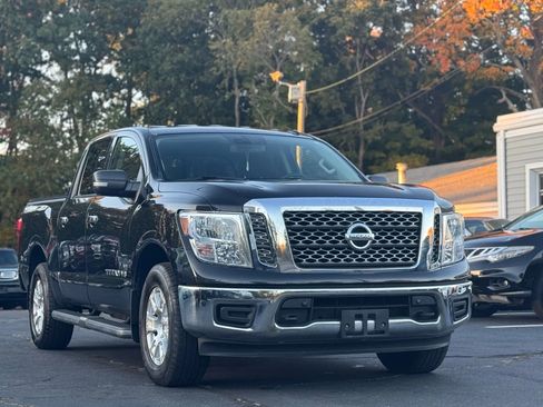 Used 2018 Nissan Titan SV w/ SV Convenience Package image 2