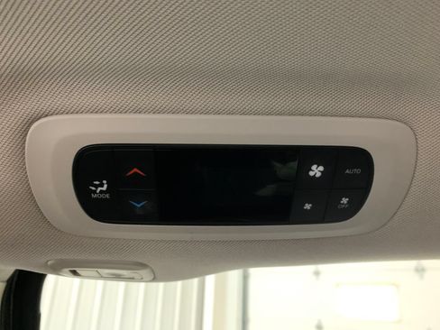 Used 2020 Chrysler Pacifica Limited w/ Tire & Wheel Group FWD image 22