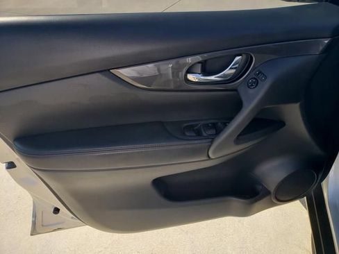 Used 2018 Nissan Rogue SV AWD/4WD image 13