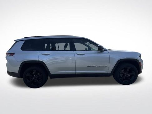 Used 2023 Jeep Grand Cherokee L Laredo RWD image 12