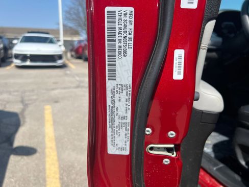 Used 2025 Jeep Compass Limited image 31