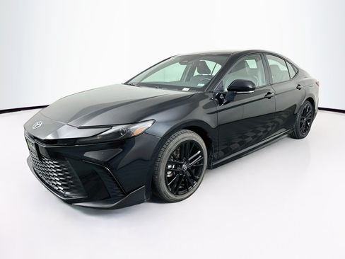 Used 2025 Toyota Camry SE FWD image 3