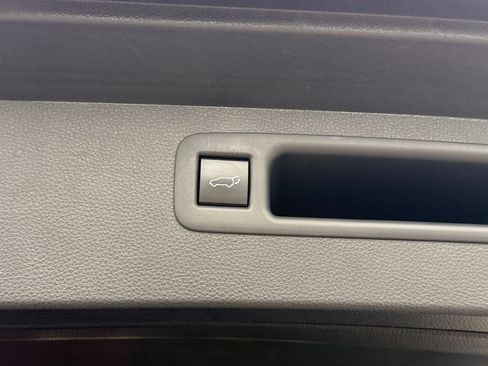 Used 2022 Toyota Highlander XLE AWD/4WD image 33