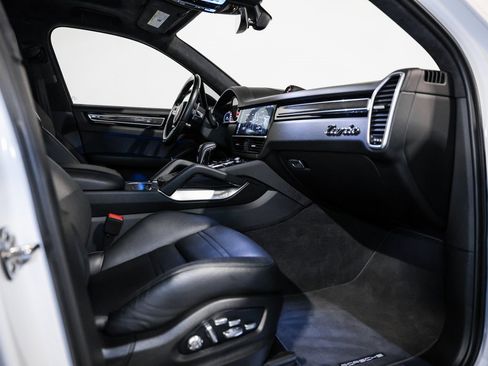 Used 2019 Porsche Cayenne Turbo image 19