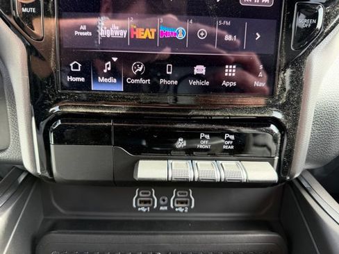 New 2026 RAM 1500 Laramie AWD/4WD image 19