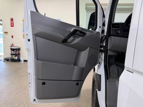 Used 2018 Mercedes-Benz Sprinter 2500 image 34