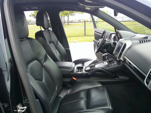 Used 2017 Porsche Cayenne Platinum Edition AWD/4WD image 4
