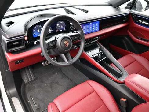 Certified 2025 Porsche Macan 4S Electric AWD/4WD image 4