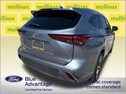 Used 2021 Toyota Highlander XLE FWD image 3