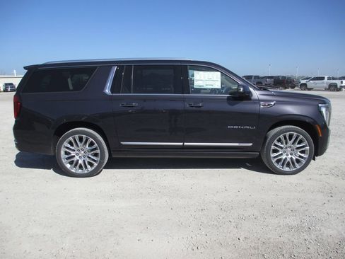 New 2026 GMC Yukon XL Denali w/ Denali Reserve Package AWD/4WD image 3