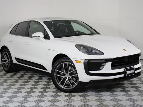 Certified 2025 Porsche Macan AWD/4WD image 10