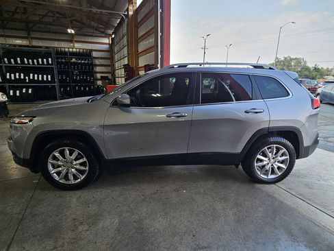 Used 2017 Jeep Cherokee Limited w/ Trailer Tow Group AWD/4WD image 2